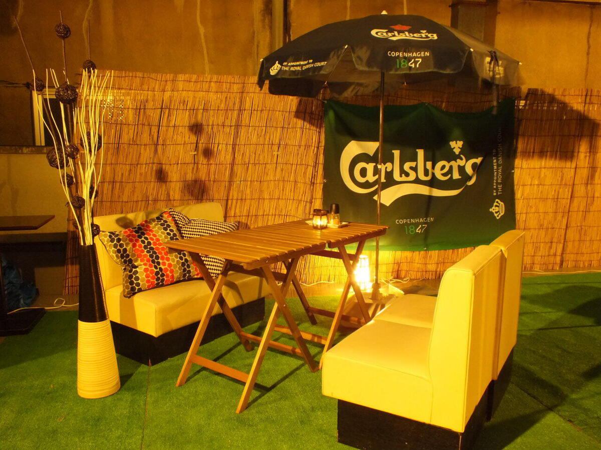 夏季露台宴会最多可容纳 30 人！即使在雨天也可安心享用草皮座位！