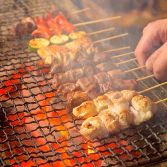 備長炭炭火焼きで炙った、串焼き・イカ・ホタテ・つぶ貝などの浜焼き・ジャンボマシュマロまで炙っちゃいます♪グリル名物どデカ唐揚げ・〆の夏限定の冷やしガリそばまで、こだわっちゃいます！！