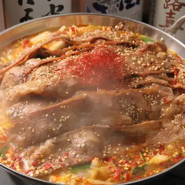 趕上潮流！ 7道菜的炙烤辣牛肉火鍋，2小時無限暢飲，僅需5,000日圓（含稅）。