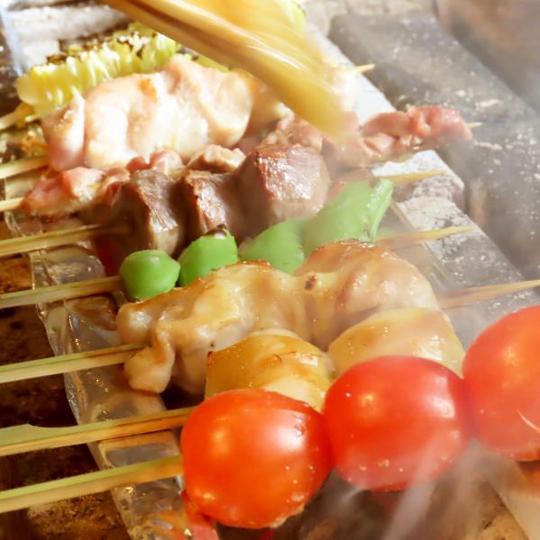 招牌菜「烤鸡肉串」♪ 使用新鲜的三河鸡串起来的串烧非常精致！1个110日元～♪