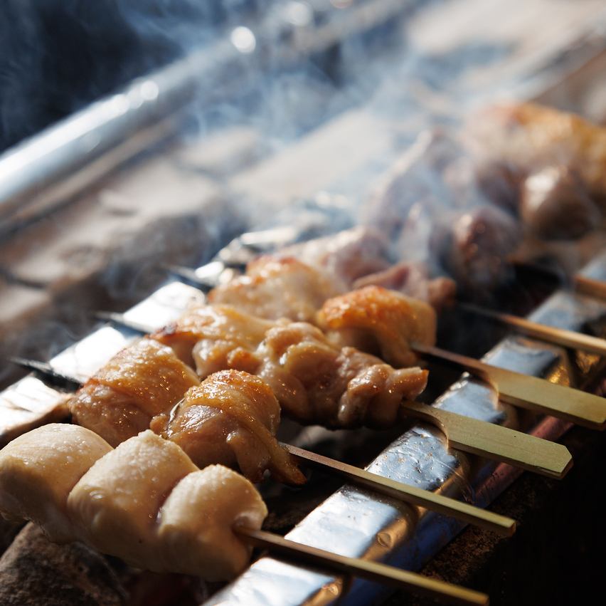 A casual restaurant where you can get yakitori for just 100 yen per skewer.For a quick drink after work...