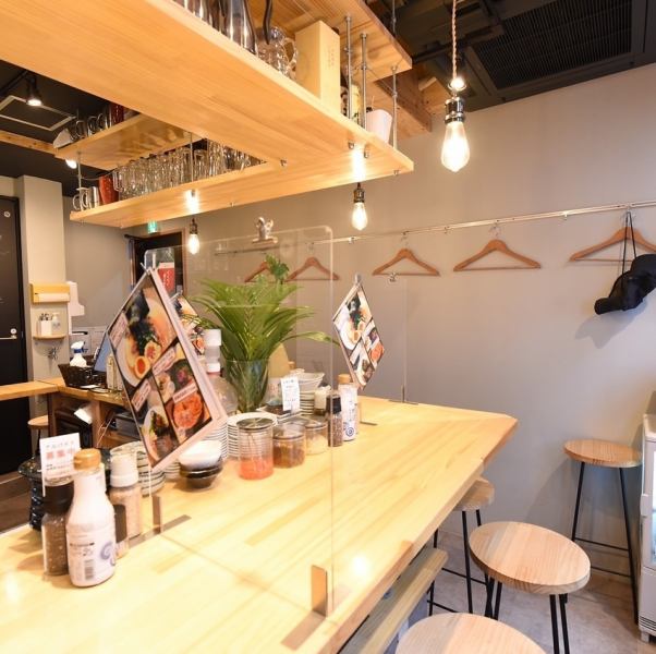 A total of 12 L-shaped counter seats ♪ In a bright and casual atmosphere, it is a shop that is easy for men and women of all ages to enter easily ♪ A partition is set up to prevent infectious diseases ◎ Rest assured Please come to the store.