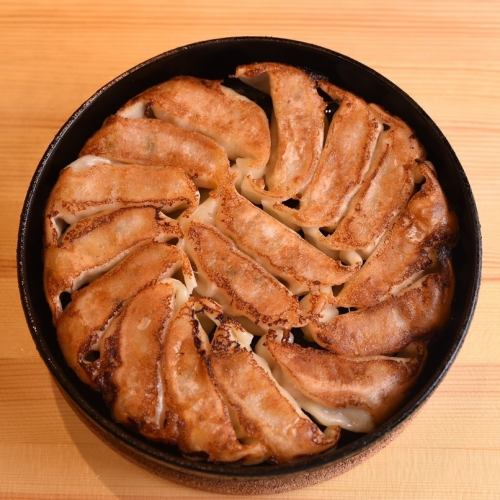 Hakata Iron Pot Gyoza 16 pieces/All-you-can-eat gyoza and drink