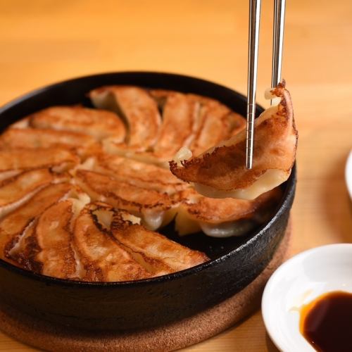[Using 100% black pork from Kagoshima Prefecture!] Black pork iron pot gyoza