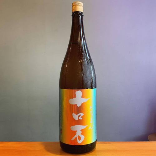 #lovelanoodle Kamakura "Roman"
·
·
The autumn sake from Hanaizumi Brewery, brewer of "Roman" from Fukushima Prefecture, has arrived!!
"Juroman Junmai Daiginjo"
·
·
Juuroman is pressed in the middle of winter, pasteurized, stored in tanks, and then released every year at this time of year as the autumn Roman!
·
·
By allowing it to slowly mature until the beginning of autumn, the flavor is well developed and it seems that they were able to fully bring out the umami, sweetness, and richness that are the charms of the four-stage preparation of glutinous rice (^^)/
·
·
This sake is made using four stages of glutinous rice brewing, giving it a unique flavor. It's delicious as a chilled sake, but it's also the best served at room temperature or warm at 40 degrees!
·
·
We are open 24 hours a day today as usual, so we look forward to seeing you there.
·
·
#Kamakura Station #Kamakura Gourmet #Kamakura Sake #Kamakura Local Sake #Kamakura Izakaya #Labra Noodle #Labra Noodle Kamakura #24-hour operation #Open all year round #Breakfast #Breakfast in Kamakura