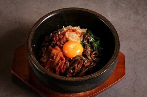 石頭煮熟的石鍋拌飯