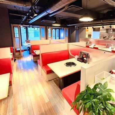落ち着いた雰囲気の当店は、幅広いシーンで楽しめる空間です。ファミリー層やお仕事帰りの方々にもご利用いただけるよう、心地よい環境を整えています。また、貸し切りにも対応可能なので、特別なイベントや集まりにも最適です。おしゃれで落ち着いた空間で、ゆったりとしたひとときをお過ごしください。