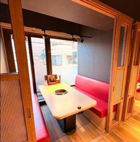 当店の半個室は、プライベート感を大切にした特別な空間です。周囲を気にせず、ゆったりとした時間を過ごせるため、友人や家族との食事や大切な人とのデートに最適です。