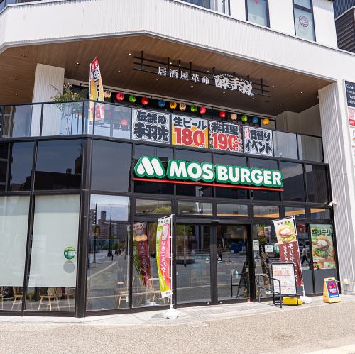 <p>いつでも好きな時間にサク飲みや宴会を楽しめます♪店内には大小様々なテーブル席をご用意！活気溢れる店内で名物の手羽先をはじめ、肉刺し・餃子等、豊富なメニューを堪能ください！</p>