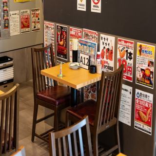 気取らず落ち着く和みの店内…ワイワイと飲み会を楽しみたいお客様におすすめのテーブルを多数完備しています！