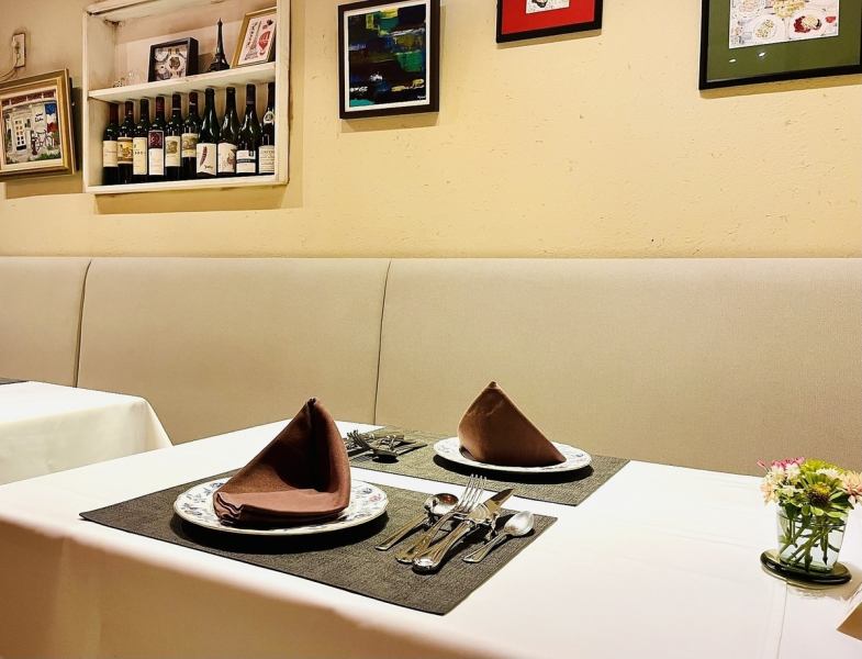 こじんまりとした店内で、落ち着いたアットホームな雰囲気を味わえます。デートや、記念日、大好きな友達とのディナーやランチにどうぞ！