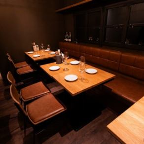 心地よい開放感、落ち着いた雰囲気の店内で肉料理とワインなどと一緒にお楽しみください！