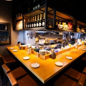 目の前で料理人が腕をふるうカウンター席は、立ちのぼる香り、焼き上がる音、素材の変化を五感で楽しめるライブ感が魅力的です。
