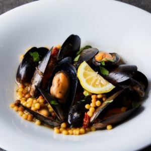 三陸産活けムール貝のワイン蒸しサルディーニャ風
