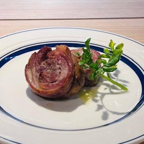 サルシッチャを包んだ仏産仔羊のポルケッタ風