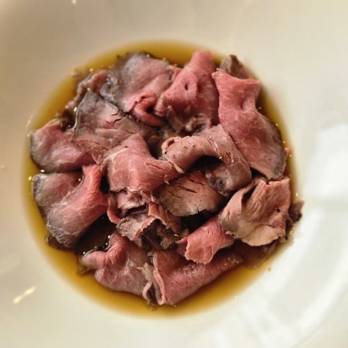 用黑毛和牛烤的牛肉，搭配金黃清湯涮鍋