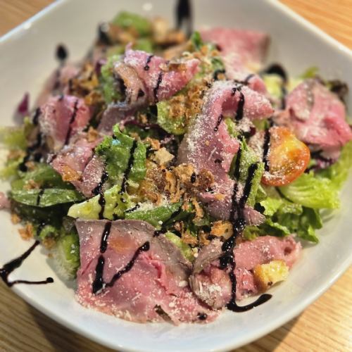 使用黑毛和牛的烤牛肉沙拉