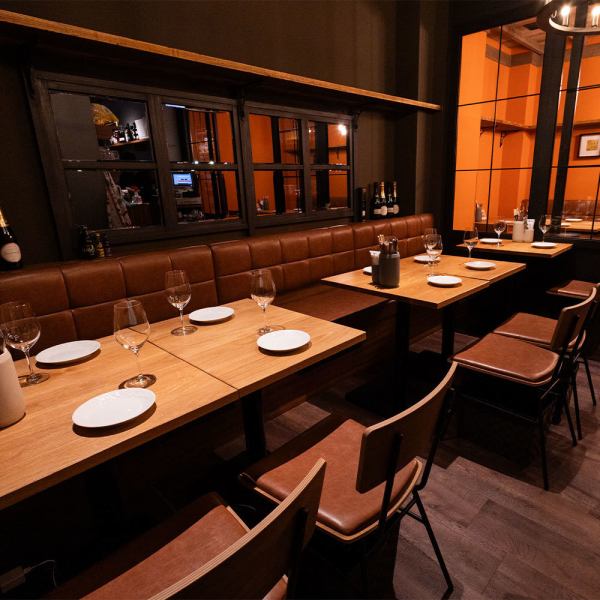 恵比寿駅前交差点からすぐにある裏通りに佇む「俺のステーキ恵比寿」。道路から見える店内はスタイリッシュなカウンターが目立ちますが、その奥には古民家をモダンにアップデートさせたような落ち着きのある、趣きある空間に仕上がりました。ソファとチェアで構成された空間は最大10名様の同時着席宴会が可能です。