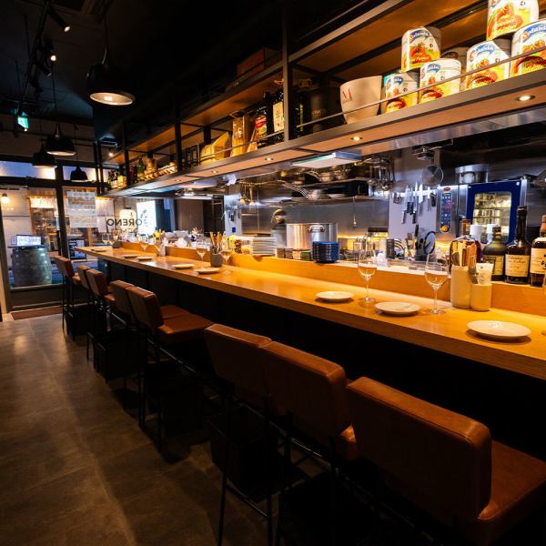 お店を象徴するようなカウンターは道路に面した入り口からご覧いただけます。全席から厨房内で働くスタッフを眺められるのは雰囲気良好です。両向いに座る普段とは打って変わって、横並びだからこその距離感はいつもと違う雰囲気で新しい一面を楽しめるかもしれません。デートや同僚・知人とのサシ飲みにぴったりです。