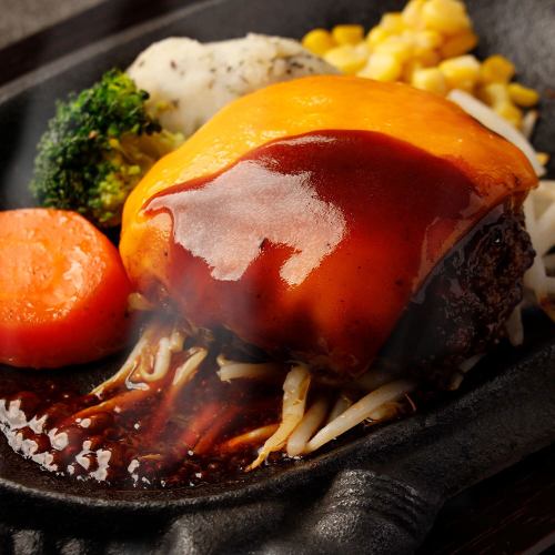 【黒毛和牛100％】高品質な国産黒毛和牛を贅沢に使用!!粗挽きで仕上がったハンバーグは肉肉しさ100点です!!