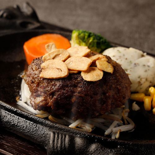 最高品質の黒毛和牛100%で作られたハンバーグは必食。