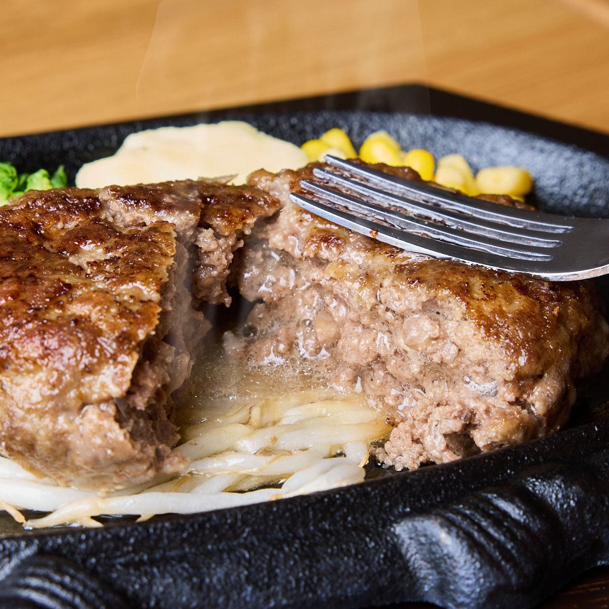 噛んだ瞬間、肉汁に溺れる体験を。こだわり尽くした黒毛和牛100%ハンバーグを提供。