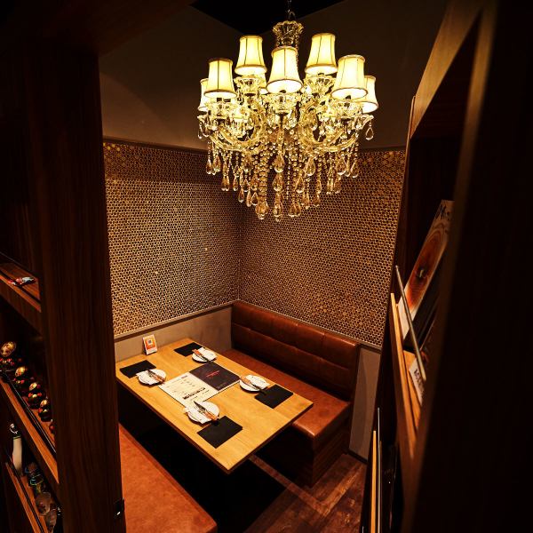 長いカウンターとモダンな店内を抜けた先、店内最奥にはドア付き完全個室がございます。2名~最大4名様でご利用可能です。そこは男心をくすぐるギミック付きで、まるで秘密基地を連想させる空間に。(個室のみチャージ代550円/人※税込)