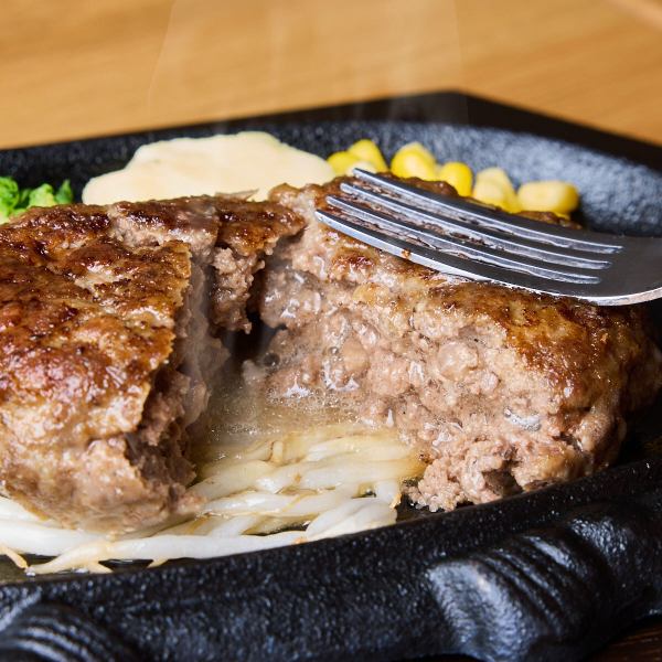 【黒毛和牛100％】高品質な国産黒毛和牛を贅沢に使用!!粗挽きで仕上がったハンバーグは肉肉しさ100点です!!