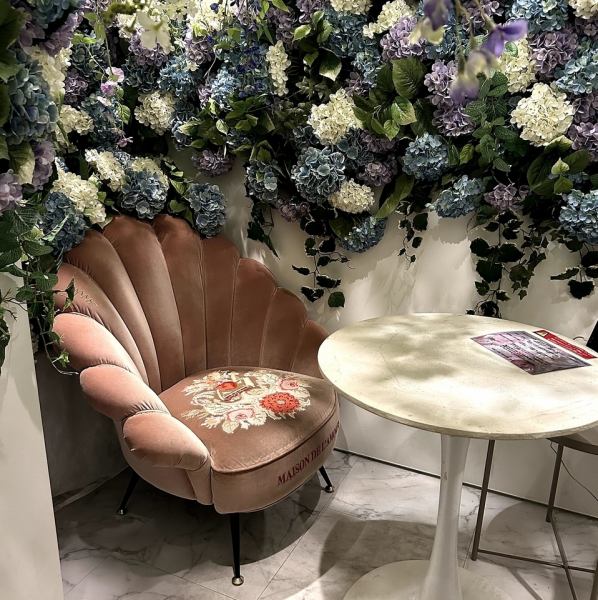 全席完全個室のプライベート空間。かわいい世界観で、スイーツの可愛さを引き立てます。静かに語らうデートや女子会、推し活の写真撮影にも使いやすい。