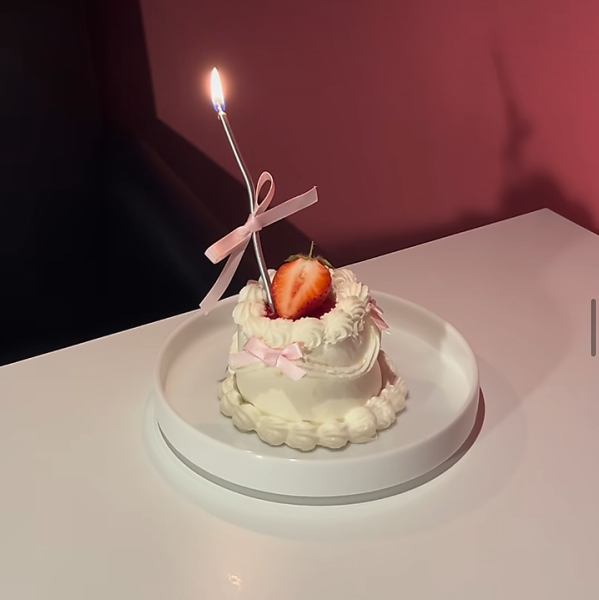 スイーツはリボンショートやキャンドルショートなど“映える”ラインが充実。濃厚派にはブリュレバスクやテリーヌ系の選択肢も。気分に合わせてセレクトを。