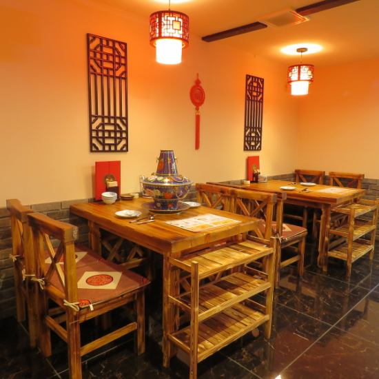 在充滿正宗中國氛圍的餐廳享用“正宗火鍋”