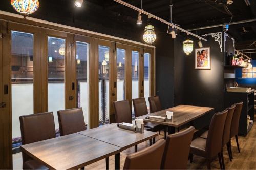There are table seats.Each table on the immediate right side of the store can accommodate up to 6 people.If you have a large group, the tables can be joined together.