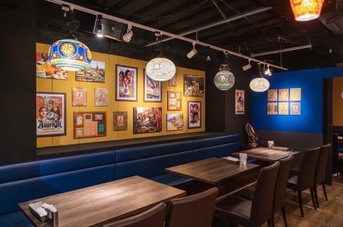 There are table seats.Each table on the left side of the restaurant can accommodate up to 6 people.If you have a large group, the tables can be joined together.