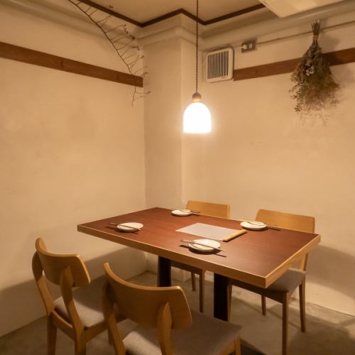 非常适合约会、周年纪念日或下班后小酌一杯。我们提供一个平静放松的空间，让您尽情享受二人世界。即使是小团体，您也可以放松身心，尽情享用我们引以为傲的美食和饮品。