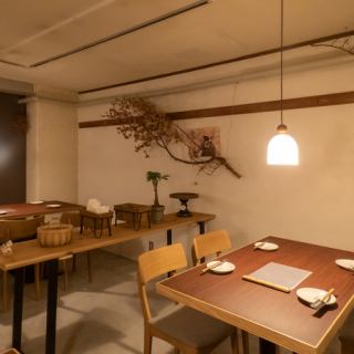 宽敞的餐桌座位非常适合女生聚会或中等规模的聚会。在精致的室内设计环绕下，您可以尽情享受用餐和交谈，而无需担心周围的环境。