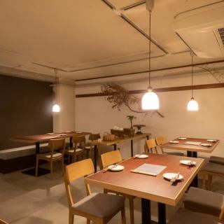 宽敞的餐桌座位非常适合女生聚会或中等规模的聚会。在精致的室内设计环绕下，您可以尽情享受用餐和交谈，而无需担心周围的环境。