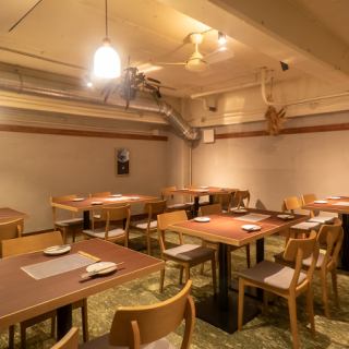 我们接受18人以下团体的预订，也接受整个餐厅的包场预订。您可以独享这个精心设计的空间，无需担心其他顾客。我们为庆祝贵宾或公司特殊活动提供完美的私人场所。
