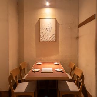 一间可容纳四人的私人房间，氛围非凡，传统日式美学与现代审美完美融合。精致的室内设计营造出宁静的夜晚氛围。这个私密空间让您可以放松身心，无需担心周围的环境，是重要商务会议、周年纪念或特殊晚宴的理想场所。我们承诺您将度过一段美好的时光，让您忘却城市的喧嚣，尽情享受美食美酒。