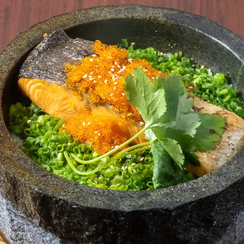 石烤米饭配银鲑鱼和飞鱼籽