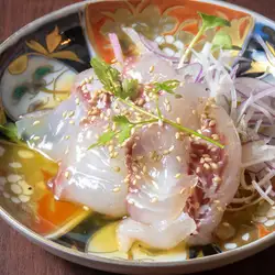 老鯛魚刺身配芝麻醬油