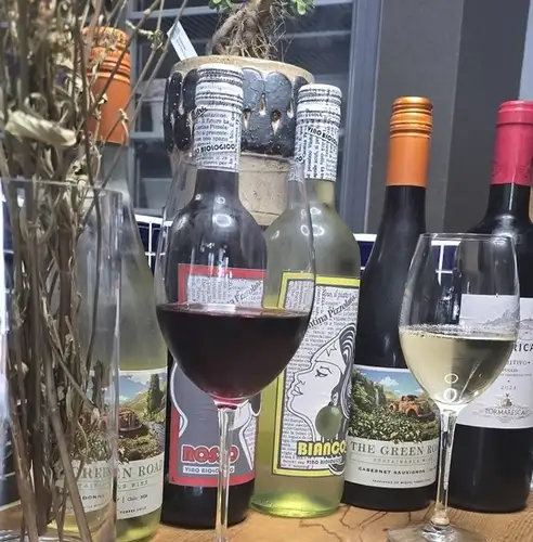 干杯！精选精致开胃菜，搭配精心挑选的葡萄酒，堪称完美。