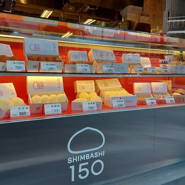 店頭では人気の黒豚饅を販売中!ランチに、お土産にいかがでしょうか?その場でも気軽にお召し上がり頂けます!