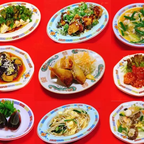 一大群人围着中餐喝酒