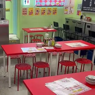 共有8张桌子，每张桌子可坐4人。