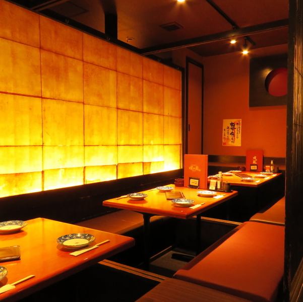 大人数の宴会にもご利用いただけるゆったりとした掘りごたつのお席、少人数やカップルにおすすめのカウンター席など人数に合わせたお席をご用意いたします。