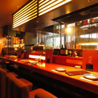 見渡しの良いカウンター席もあります。