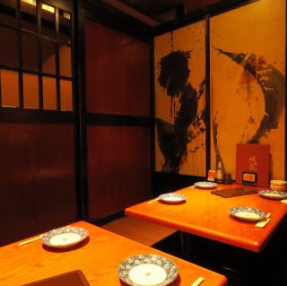 【2～4名席(掘りごたつ席）】2つ繋げて6～8名席として利用可能です。掘りごたつでゆったりとおくつろぎください。