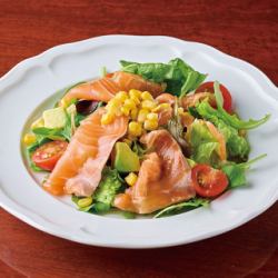 スモークサーモンとアボカドのサラダ