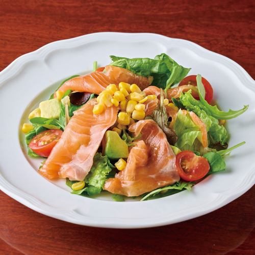 スモークサーモンとアボカドのサラダ
