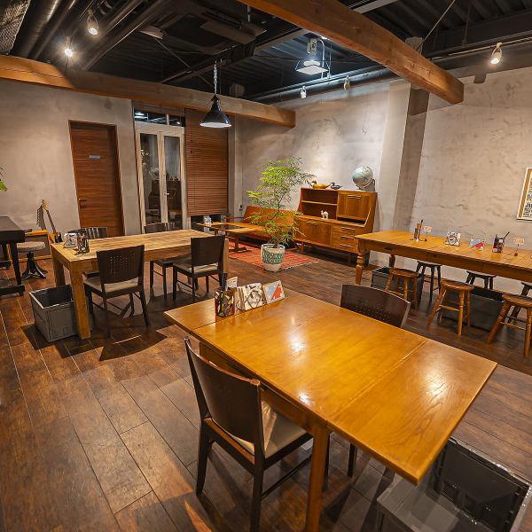 木の温もりを感じる落ち着いた空間で、肩の力を抜いてゆったりと過ごせます。スタイリッシュでありながらもどこか親しみやすく、初めて訪れる方も自然とリラックスできる雰囲気です。